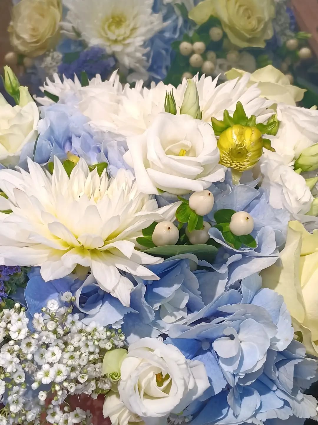 🌸 Un petit mot par ici... 🌸
Vous l'aurez peut-être remarqué, je suis un peu moins présente sur les réseaux ces derniers temps... et je m'en excuse. 💛
L'été est une période particulièrement intense à la boutique : la chaleur demande énormément de soins pour chouchouter les fleurs et leur garantir toute leur fraîcheur, les mariages s'enchaînent, les commandes sont nombreuses, les livraisons aussi... Sans oublier les petits imprévus du quotidien !
Je consacre donc chaque minute à ce que je préfère : créer de jolis bouquets et vous accueillir avec le sourire. 🌿💐
Merci pour votre fidélité, votre patience et votre présence malgré mon silence ici. Je vous promets de revenir très vite avec de nouvelles créations, des coulisses et plein de belles inspirations fleuries.
Louise 🌸