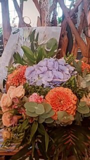 💙 Un souffle d'été,
une touche de douceur
Et une belle dose de couleur... 🌸
Avant de fermer la porte de la boutique pour quelques semaines de vacances, je continue de fleurir vos envies avec des créations comme celle-ci, pleines de fraîcheur et de saison.
Il ne reste plus que quelques jours pour venir choisir votre bouquet, offrir une attention ou simplement vous faire plaisir avant la pause estivale. 🌿
Je vous accueille avec grand plaisir jusqu'à mon départ en vacances… alors profitez-en, les fleurs n'attendent que vous ! 💐
À très vite chez Roses & Merveilles 💛
#RosesEtMerveilles #ArtisanFleuriste #BouquetDuJour #FleursDeSaison #MontfauconSurMoine 🌸