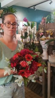 Le bouquet qui s'est ajouté à mon planning... et qui a trouvé une place dans mon cœur.
Quand ce couple de Canadiens est entré dans la boutique pour me parler de leur mariage, mon agenda affichait déjà trois mariages ce week-end.
La raison aurait dû me pousser à dire non...
Mais il y a des rencontres qui ne s'expliquent pas.
Leur douceur, leur gentillesse, leurs regards remplis d'amour... puis ce thème inspiré des chalets canadiens, avec ses teintes chaleureuses, profondes et réconfortantes, m'ont immédiatement séduite.
Alors non, ce n'était pas une faiblesse.
C'était un coup de cœur.
J'ai dit oui, avec le sourire, parce que certaines histoires méritent qu'on leur fasse une petite place, même quand les journées semblent déjà bien remplies.
Merci à vous deux pour votre confiance et pour ce merveilleux moment de création. J'espère que ce bouquet vous accompagnera dans l'un des plus beaux chapitres de votre vie.
Je vous souhaite une vie remplie d'amour, de rires, d'aventures...
#Mariage #BouquetDeMariée #Fleuriste #RosesEtMerveilles