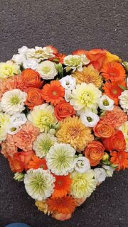 🧡 Quand l’été s’invite une dernière fois pour dire au revoir… 🧡
Parce que même dans la tristesse, la couleur peut raconter une vie.
Ce cœur, imaginé dans les teintes chaudes de l’été, est un hommage lumineux, rempli de douceur et de souvenirs.
Un dernier message d’amour, comme un rayon de soleil.