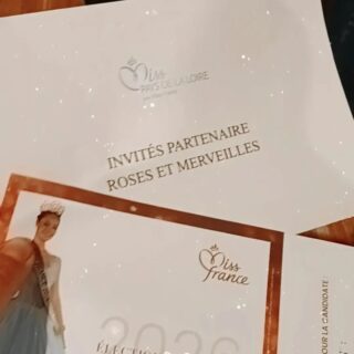 ✨ Hier soir, j’ai eu l’immense plaisir de fleurir les Miss Pays de la Loire 🌸👑
Une jolie parenthèse pleine d’élégance, de sourires et de fleurs 🤍
Félicitations à toutes les candidates pour cette magnifique soirée, et un immense bravo à celles qui ont été couronnées ! 👑✨
Merci à toute l’équipe de l’organisation pour sa confiance et pour m’avoir permis de participer à ce beau moment. @misspaysdelaloireofficiel
@titi_lancelot
Quelle fierté pour Roses & Merveilles d’avoir apporté sa petite touche fleurie à cette belle soirée 🌿💐