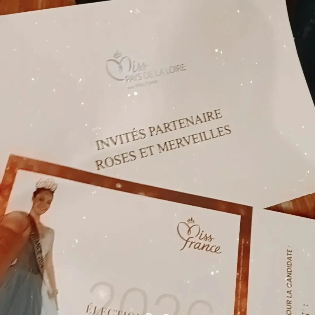 ✨ Hier soir, j’ai eu l’immense plaisir de fleurir les Miss Pays de la Loire 🌸👑
Une jolie parenthèse pleine d’élégance, de sourires et de fleurs 🤍
Félicitations à toutes les candidates pour cette magnifique soirée, et un immense bravo à celles qui ont été couronnées ! 👑✨
Merci à toute l’équipe de l’organisation pour sa confiance et pour m’avoir permis de participer à ce beau moment. @misspaysdelaloireofficiel
@titi_lancelot
Quelle fierté pour Roses & Merveilles d’avoir apporté sa petite touche fleurie à cette belle soirée 🌿💐