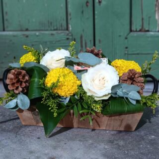 Des fleurs, des couleurs… et surtout beaucoup de cœur !
À la boutique, j’aime créer des compositions qui ne ressemblent à aucune autre.
Un peu de fleurs de saison, une jolie touche de feuillage, une belle couleur par-ci, une petite surprise par-là… et surtout, une bonne dose de passion
Que ce soit pour faire plaisir, célébrer, remercier, accompagner un dernier au revoir ou simplement se faire plaisir...
Venez découvrir la boutique !
Je vous y attends avec des fleurs fraîches, des idées plein la tête et toujours l’envie de vous préparer quelque chose de joli 🌸
Louise, Votre fleuriste, pour toutes les petites et grandes occasions.